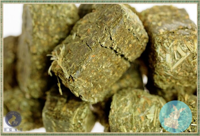 Momi 摩米提摩西穗牧草磚 1bls 由優質的提摩西牧草曬乾壓製而成,可抑制齧齒類小寵物前門牙齒過度生長 頂級提摩草製成, 百分百天然 35%高纖維質,增加餵食的趣味 牧草草磚以高壓方法將牧草纖維壓成立方體 小動物在進食的過程進行磨牙(門牙) 不同形式的牧草纖維可以鼓勵進食,讓兔兔攝取更多優質纖維 高纖-可刺激消化系統,幫助消化與促進腸道功能及預防毛球症。 低鈣-鈣質過多,容易結石低鈣可維持泌尿系統的健康。 低蛋白質-避免寵物過度肥胖。