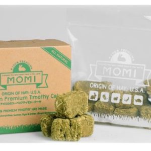 Momi 摩米提摩西穗牧草磚 1bls 由優質的提摩西牧草曬乾壓製而成，可抑制齧齒類小寵物前門牙齒過度生長 頂級提摩草製成, 百分百天然 35%高纖維質，增加餵食的趣味 牧草草磚以高壓方法將牧草纖維壓成立方體 小動物在進食的過程進行磨牙(門牙) 不同形式的牧草纖維可以鼓勵進食，讓兔兔攝取更多優質纖維 高纖-可刺激消化系統，幫助消化與促進腸道功能及預防毛球症。 低鈣-鈣質過多，容易結石低鈣可維持泌尿系統的健康。 低蛋白質-避免寵物過度肥胖。