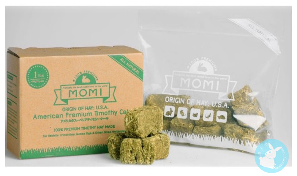 Momi 摩米提摩西穗牧草磚 1bls 由優質的提摩西牧草曬乾壓製而成,可抑制齧齒類小寵物前門牙齒過度生長 頂級提摩草製成, 百分百天然 35%高纖維質,增加餵食的趣味 牧草草磚以高壓方法將牧草纖維壓成立方體 小動物在進食的過程進行磨牙(門牙) 不同形式的牧草纖維可以鼓勵進食,讓兔兔攝取更多優質纖維 高纖-可刺激消化系統,幫助消化與促進腸道功能及預防毛球症。 低鈣-鈣質過多,容易結石低鈣可維持泌尿系統的健康。 低蛋白質-避免寵物過度肥胖。