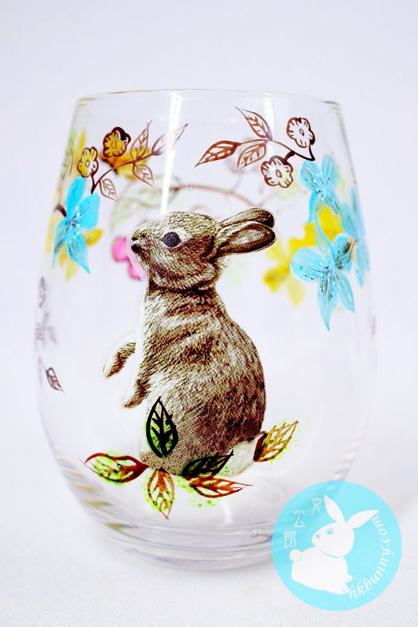 手繪花紋的兔子杯